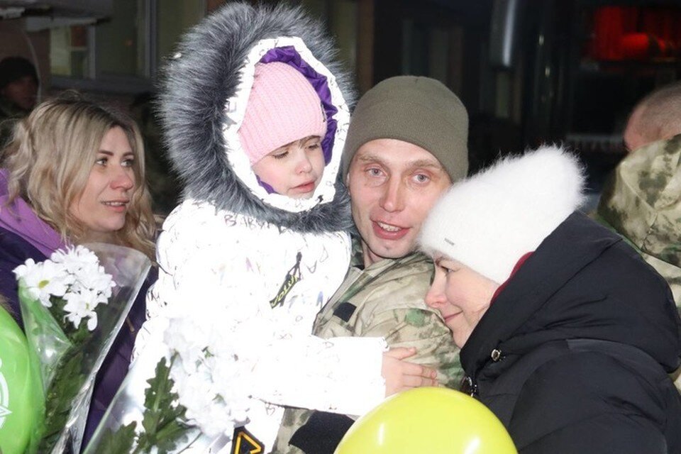     Слезы радости и объятия с родными. Фото: ТГ/Пасечник