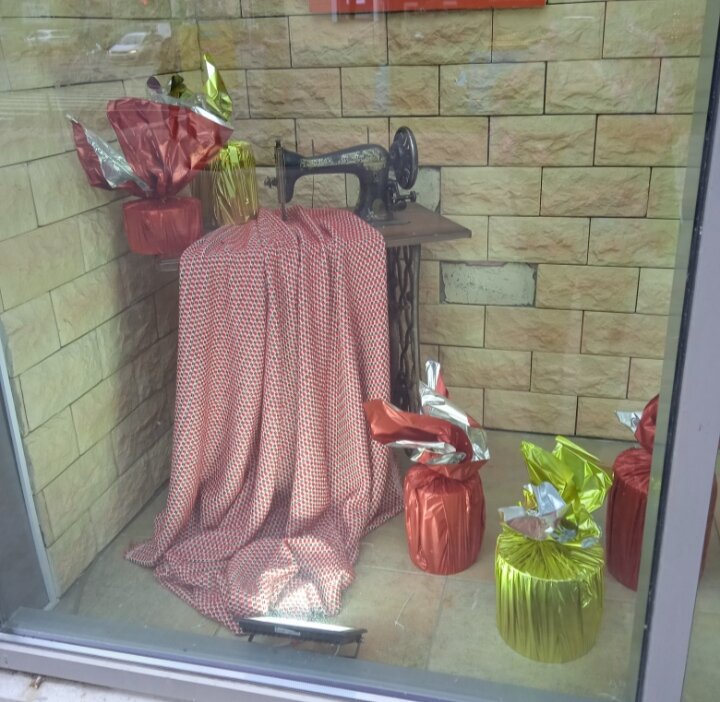 Витрина магазина тканей 