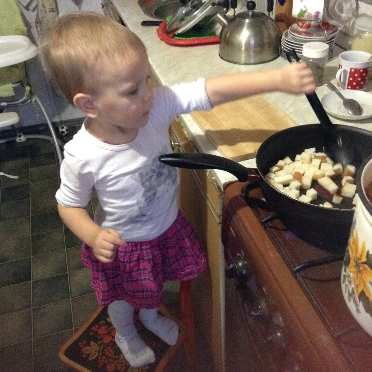 эта фотография сделана еще до отката, Саше здесь 2 года. Она помогает мне жарить сухарики к супу