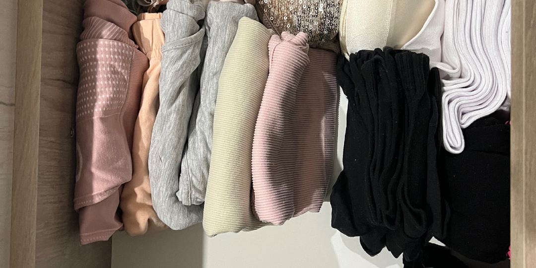 Почему людям с вертикальным хранением в доме нужно меньше мебели. Расскажу, как поместить вещи из целого шкафа в 1 ящик.