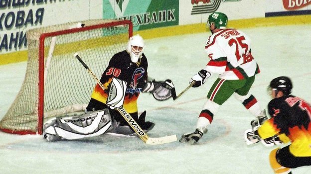    Данис Зарипов атакует воргота Мратина Брошу.Василий Александров