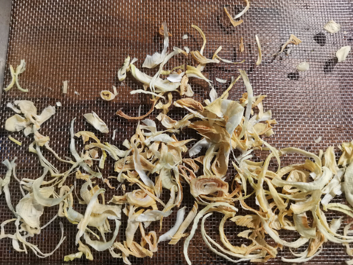 Это уже полностью просушенный лук