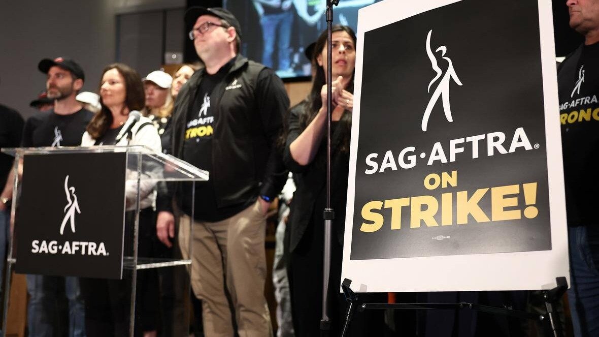     Более ста дней длится забастовка голливудских сценаристов и писателей, которая уже привела к остановке производства многих фильмов и телешоу.