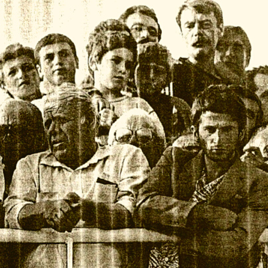 Греки смотрят в последний раз на родной город с борта корабля 15 августа 1993 года. Источник: https://rua.gr/news/sobmn/11700-operatsiya-zolotoe-runo-istoriya-21-letnej-davnosti-mozhet-povtoritsya.html