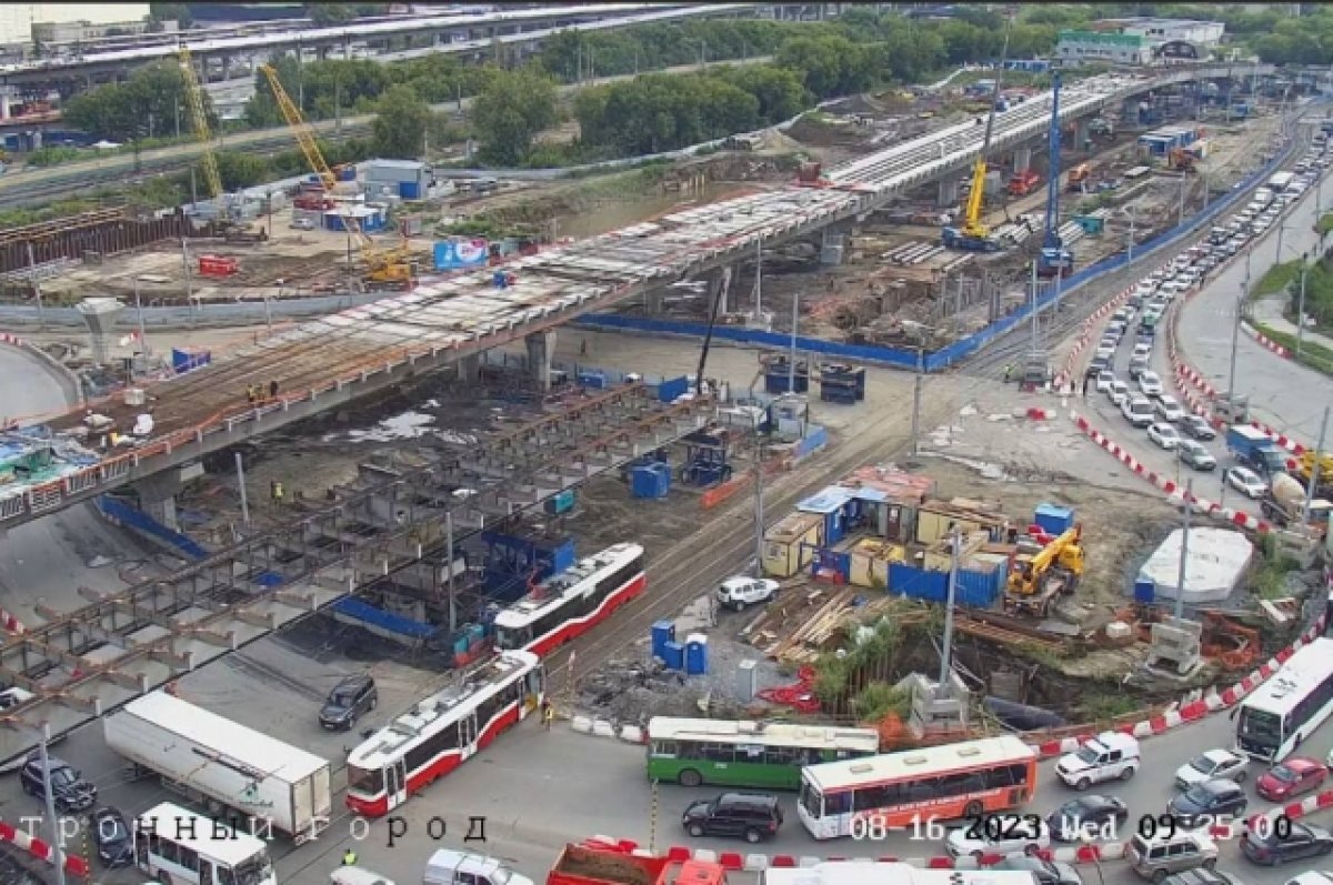    В Новосибирске выставят регулировщиков на «Кольце ада» на площади Труда