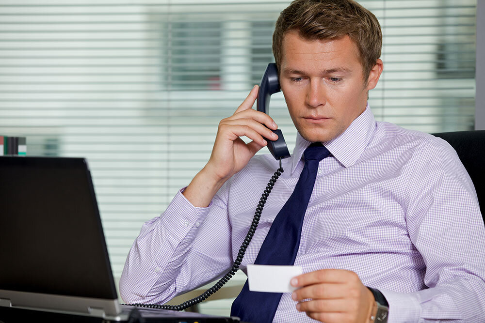 Руководитель отдела разговаривает по телефону /©https://hugeuc.com/wp-content/uploads/2020/06/Solutions-ManOnPhone.jpg