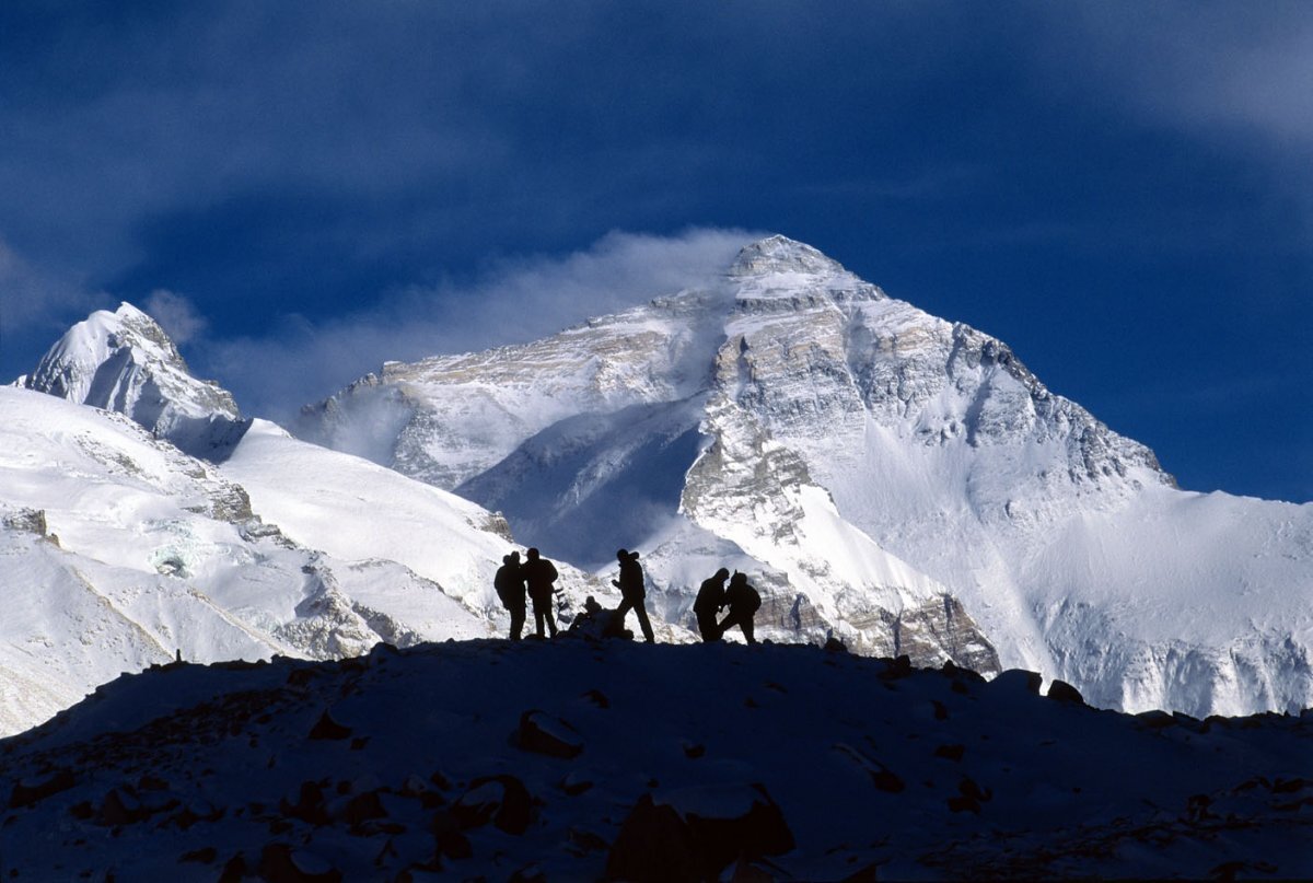 Вершина находится в Гималаях в хребте Махалангур-Химал, по которому проходит граница Непала и Тибетского автономного района (Китай).

Эверест имеет форму трёхгранной пирамиды, южный склон более крутой. На южном склоне и рёбрах снег и фирн не удерживаются, вследствие чего они обнажены. Высота Северо-восточного плеча — 8393 м. Высота от подножия до вершины — около 3550 м. Вершина состоит в основном из осадочных отложений.

С юга Эверест соединяется перевалом Южное седло (7906 м) с Лхоцзе (8516 м), называемой иногда Южной вершиной. С севера круто спадающее остро заточенное Северное седло (7020 м) соединяет Эверест с Северной вершиной — Чангзе (7553 м). На восток круто обрывается непроходимая восточная стена Кангшунг (3350 м). С массива во все стороны стекают ледники, оканчивающиеся на высоте около 5000 м.

Джомолунгма частично входит в состав национального парка Сагарматха (Непал).