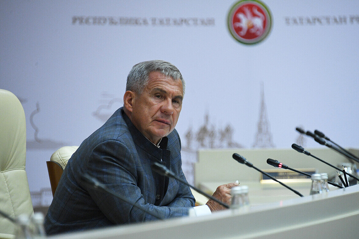 На совете директоров «Татнефтехиминвест-холдинга» Рустаму Минниханову презентовали инновационные проекты в области нефтехии. Фото: rais.tatarstan.ru