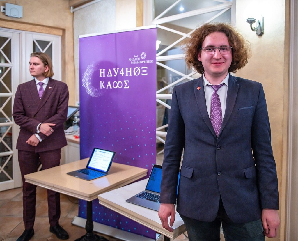 Вячеслав Чертан (на переднем плане) всегда готов обсудить проблемы нейронных сетей, а Егор Семенов — способы повышения рентабельности утилизации старых шин