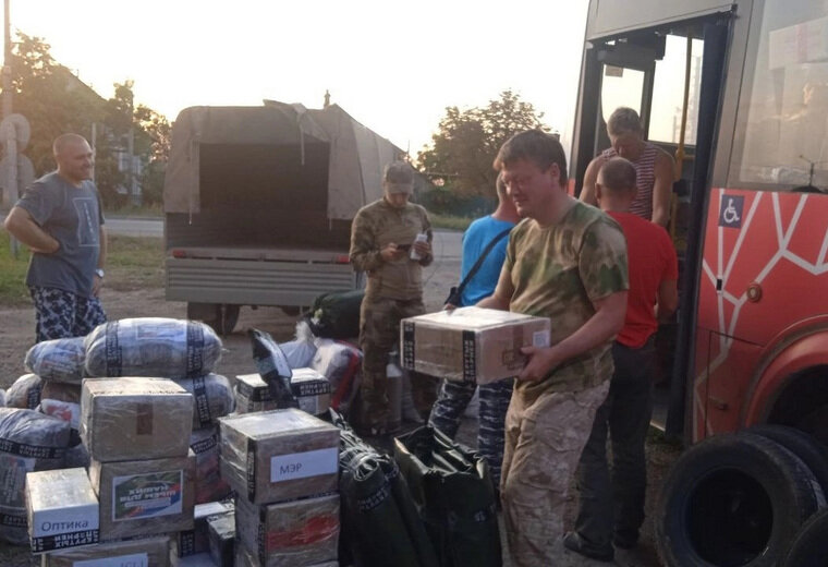    Дмитрий Федоров (справа) прибыл привез помощь военнослужащим и гражданским в ЛНР