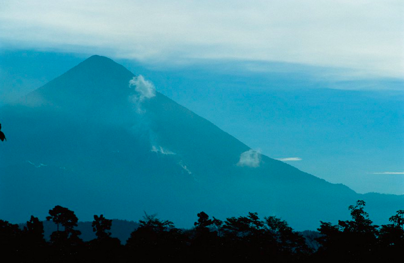 Вулкан Санта-Мария возвышается в считаных километрах от раскопок. Всего через 14 лет после открытия поселения Такалик-Абах его территория оказалась полность погребена под слоем пепла от извержения 1902 года. Фото: Кеннет Гаррет
