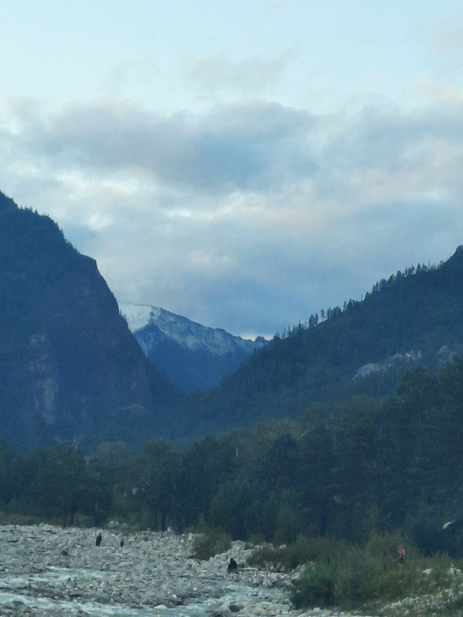 В горах выпал снег.Фото автора.