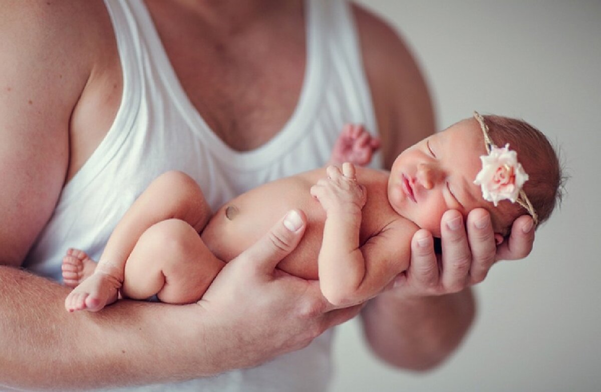 Мужчина родил дочь. Новорожденный на руках. Новорожденная девочка на руках. Младенец на руках. Фотосессия с новорожденным.
