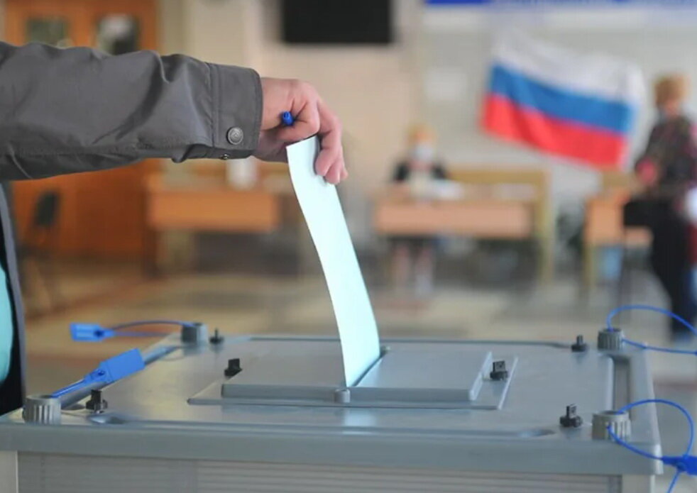 Как проходят выборы. Голосование на выборах. Голосование на выборах. Выборы в думу. Человек голосует на выборах.