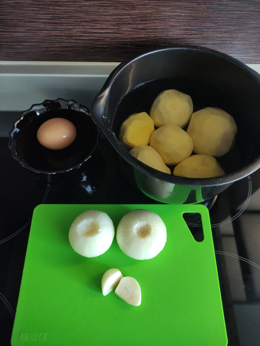 Нехитрый набор продуктов для приготовления драников. 