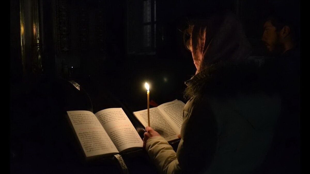 Монах с книгой в руках