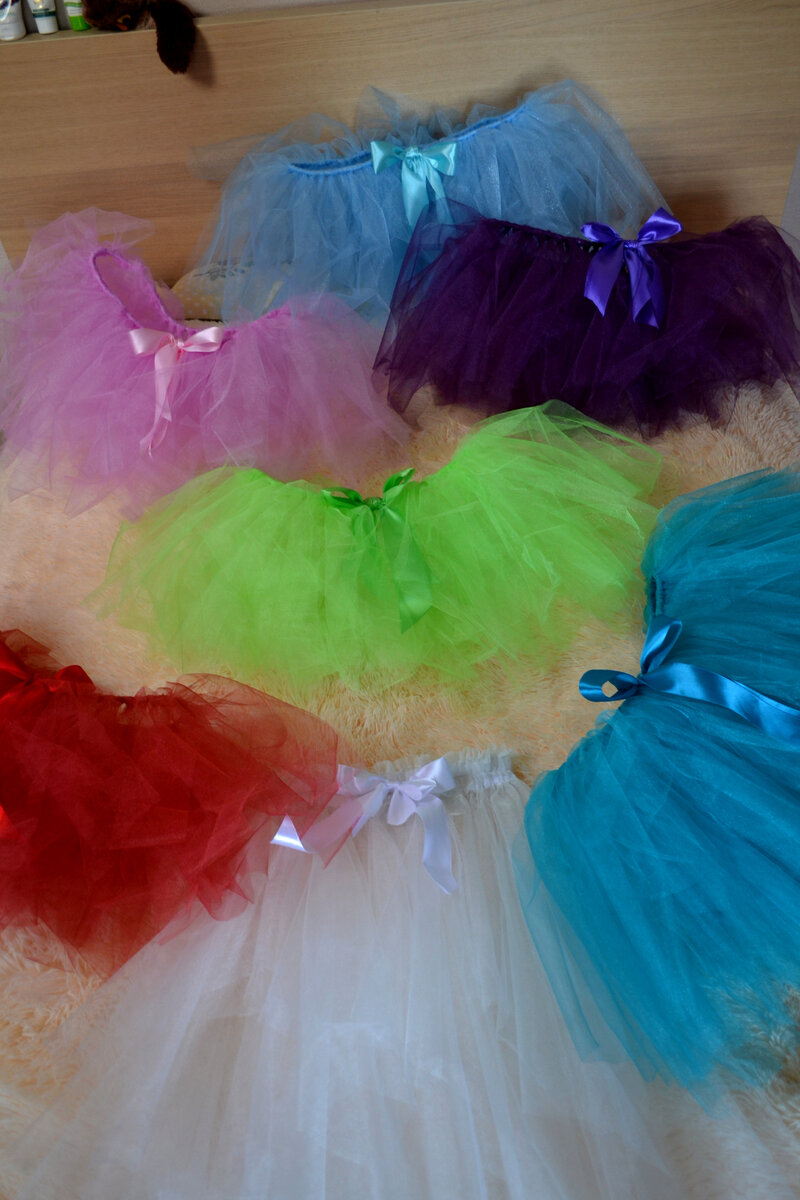 Когда-то я изготавливала фатинки, браслеты и юбки для девичников на заказ. 
Можно сделать своими руками, заказать или приобрести готовые на маркетплейсах.