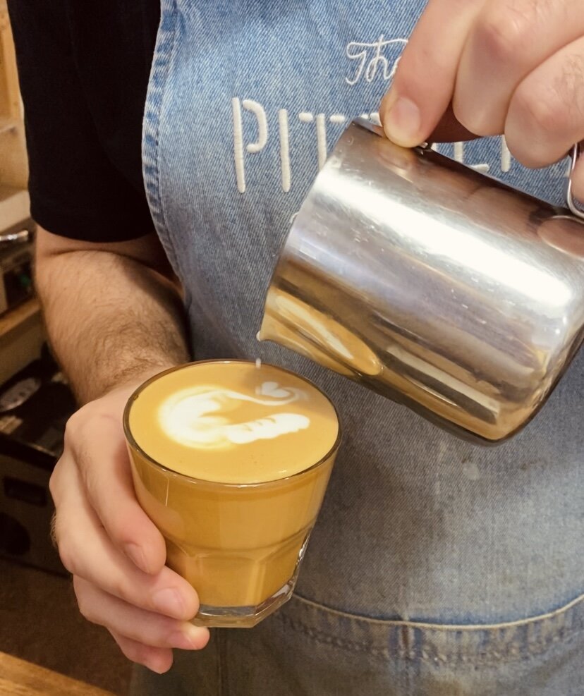 Бариста в «Питчер» готовит мой Флэт Уайт.