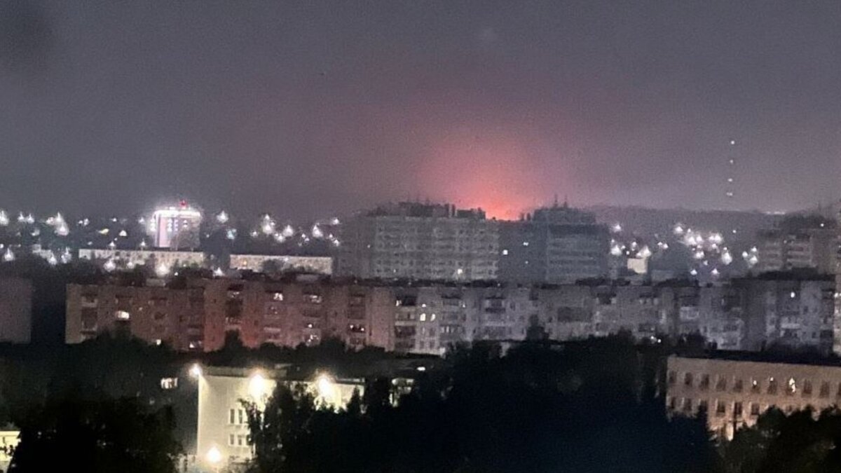     В ночь на 17 сентября на территории Железнодорожного района города Орла упал беспилотник. Губернатор региона Андрей Клычков сообщил, что БПЛА попал в нежилой объект, после чего загорелся резервуар с топливом. Зарево от пожара видели жители города.