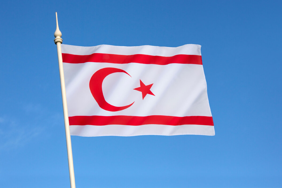 турецкий флаг на кипре на горе