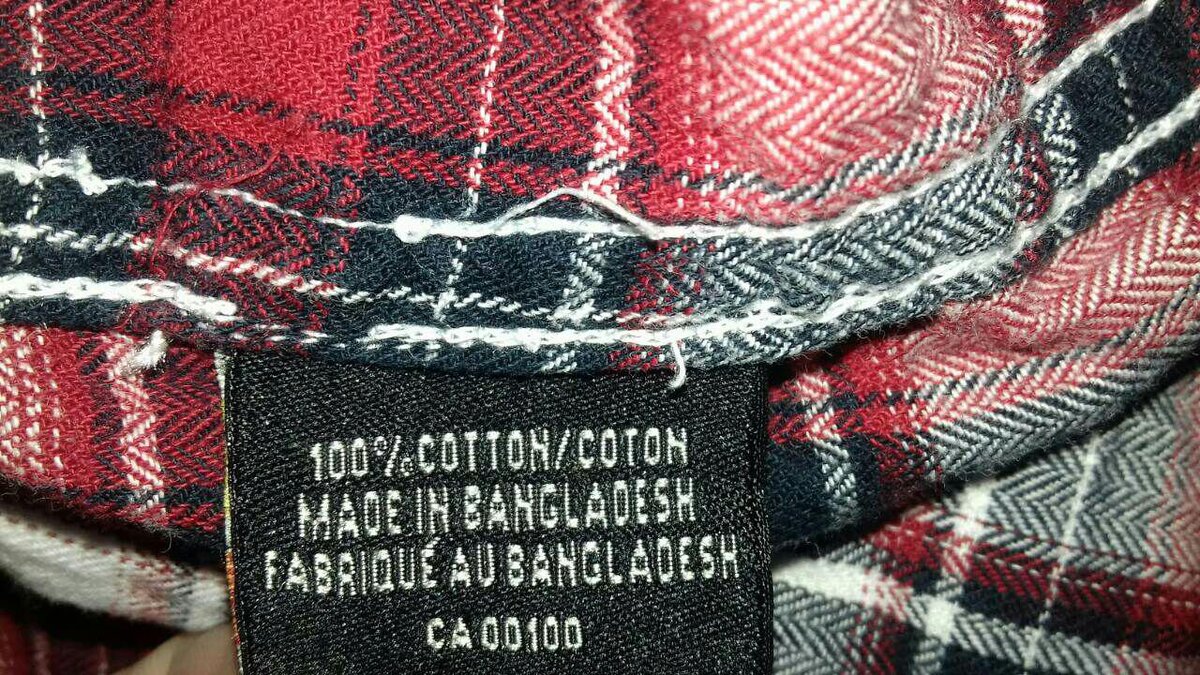 На фото рубашка, которая была пошита  в Бангладеш.