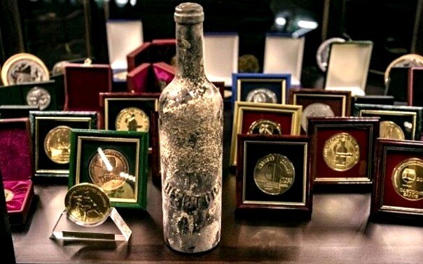 В прошлом году в Одессе нашли бутылку коньяка "Шустов", которой более ста лет. Коллекционеры оценили ее 100 тысяч евро...