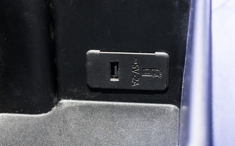 Без этого теперь нельзя — между передними сиденьями нынешней Нивы появился разъем USB.