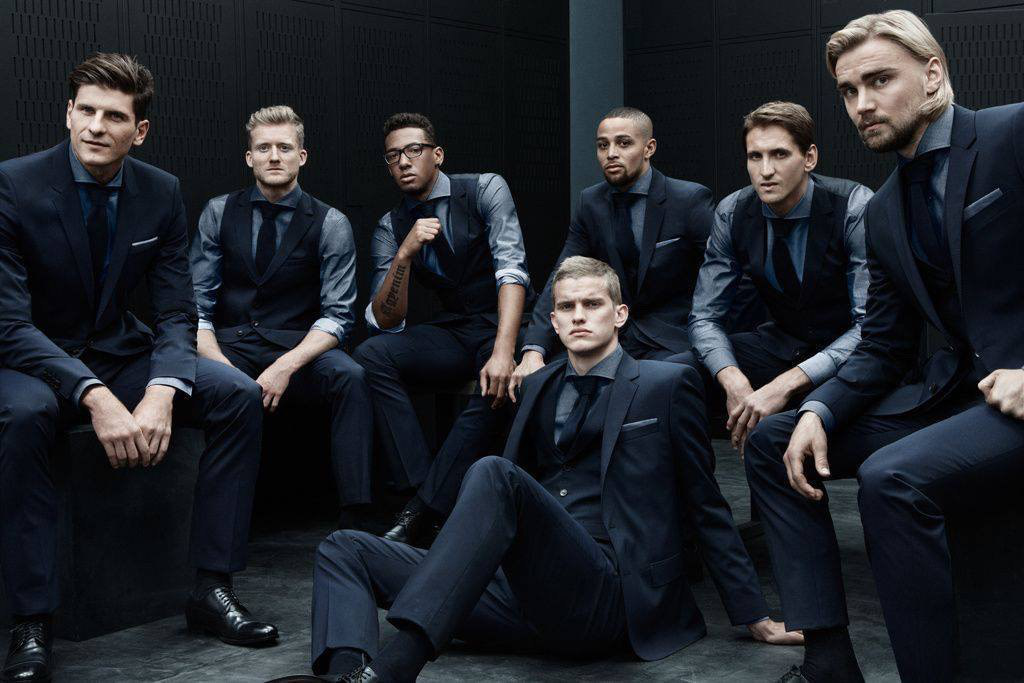Группа юношей. Сборная Германии в костюмах Hugo Boss. Сборная Германии Хьюгл бос. Сборная Германии по футболу в костюмах Hugo Boss. Несколько мужчин