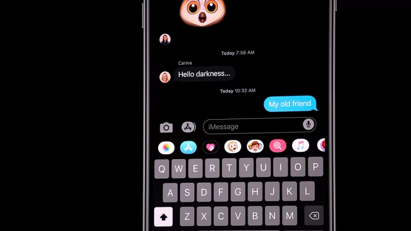 Да! В iOS 13 действительно появилась тёмная тема оформления интерфейса. Apple не просто переработала умную инверсию, которая живёт в системе достаточно давно — вместо этого она сделала принципиально новый дизайн. 
Apple также добавила Swype-клавиатуру в стандартную поставку операционной системы. Если вы любите вводить текст, не отрывая пальцев, для этого теперь не нужно будет устанавливать дополнительный софт.
