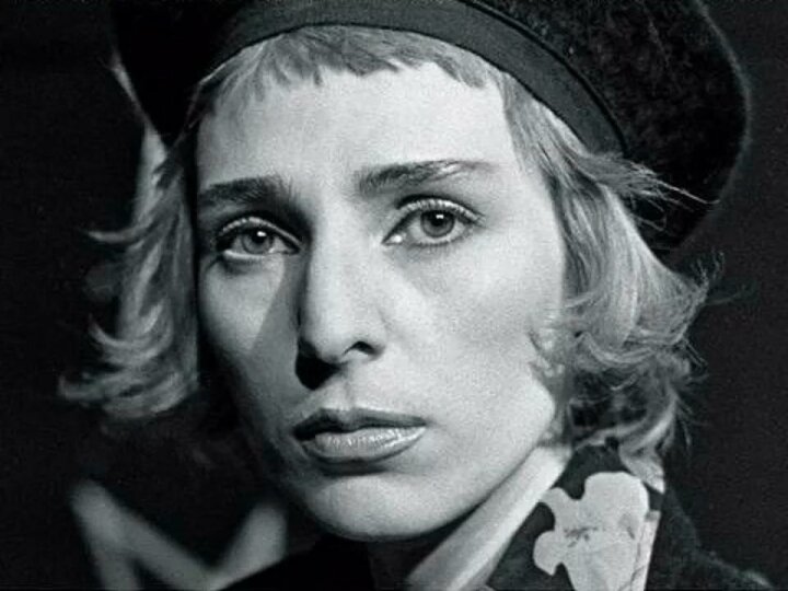 Она пела про жёлтые ботинки, работала в Театре Аллы Пугачёвой и даже сидела в кутузке. Советская милиция повязала её прямо на одном из подпольных концертов в 1984-м. Где сейчас Жанна Агузарова и чем занимается королева эпатажа, обладающая уникальным голосом.