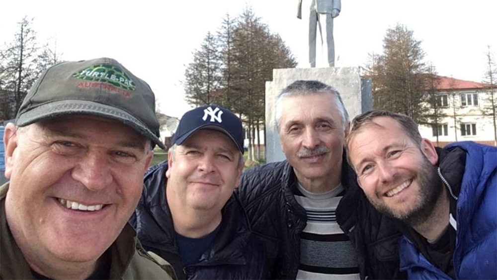 Норман Сеплас (путешественник), Жидков А.В. (Диспетчер ОН УВД ЦУП Магадан), Савенко М.Д. (Ведущий инженер Северо-Эвенского отделения Магаданского центра ОВД), Джеймс Кетчелл (путешественник)