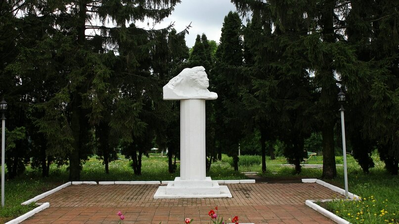 Малоархангельск орловская область. Малоархангельск парк Пушкина. Малоархангельск Орловской области парк Пушкина. Памятник Пушкину в Малоархангельске. Памятник Пушкина Малоархангельск.