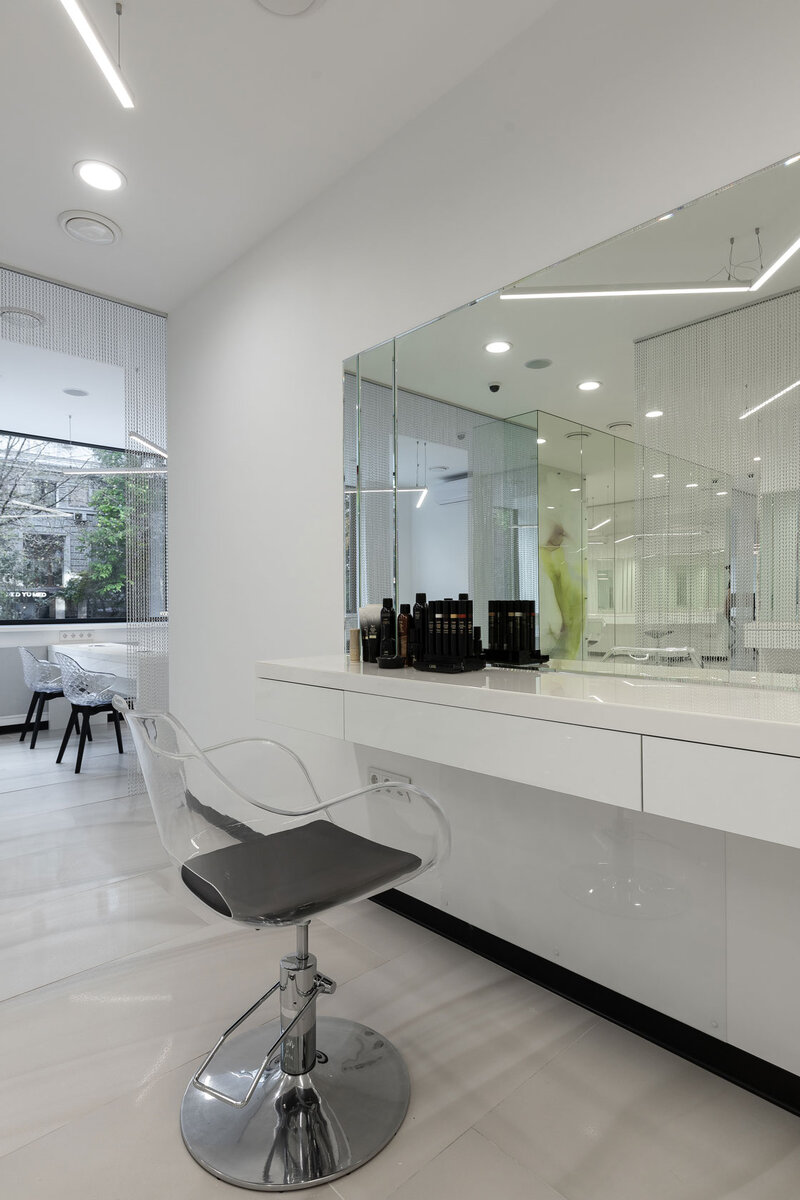 За счет того, что прозрачное парикмахерское кресло PLEXI практически незаметны, их достаточно просто комбинировать с другими деталями интерьера.