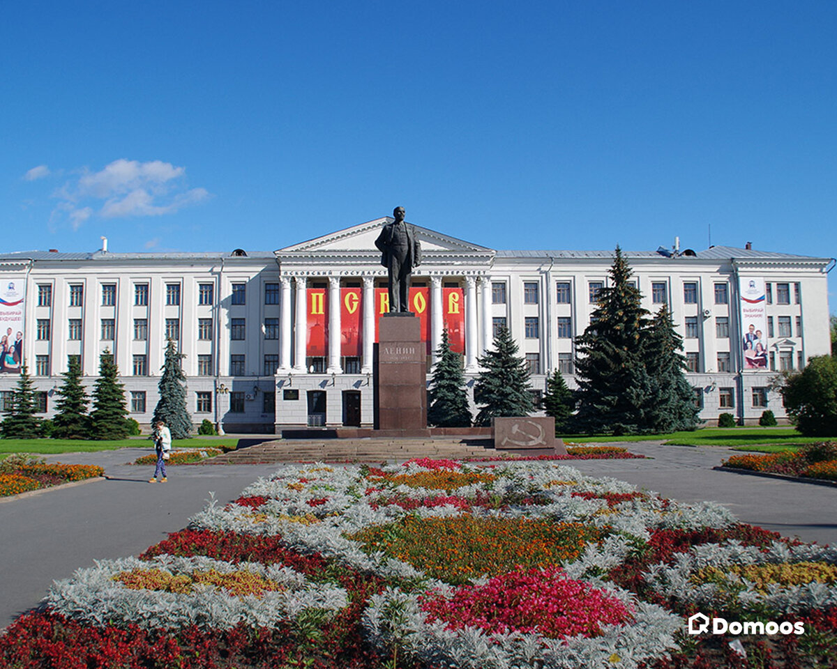 Псков территория города. Площадь Ленина Псков. Главная площадь Пскова. Главная площадь города Пскова. Сквер площадь Ленина Псков.