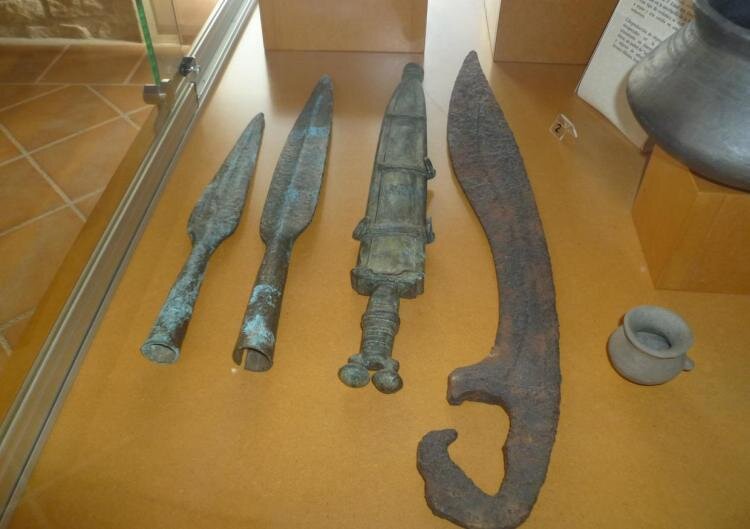 ТРАКИйский меч  https://historiadeluismi.files.wordpress.com/2010/12/azaila-106.jpg?w=750