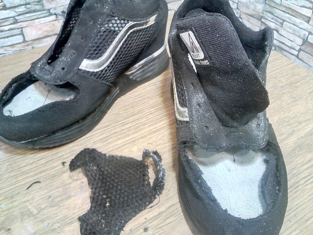 Обувь ремонте кроссовки. Заплатка для кроссовок. Порвались кроссовки. Заплатка для кроссовок на носке. Фото порванных кроссовок.
