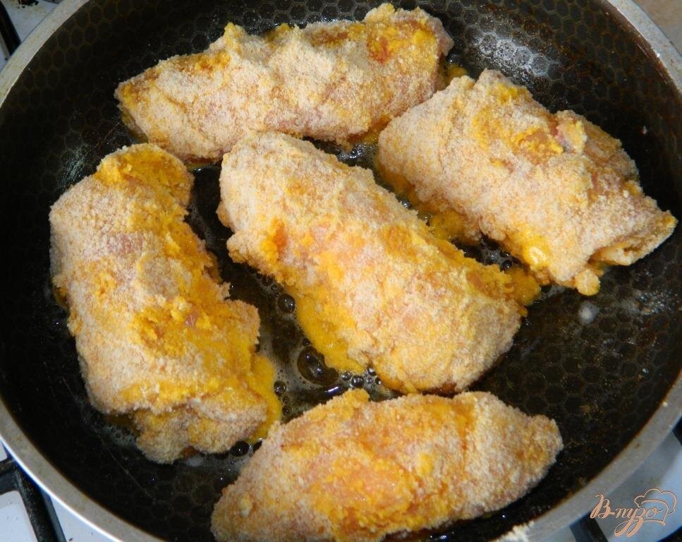 Обжариваем рулетики, обмакнув во взбитые яйца, на сковороде (Фото из открытых источников)