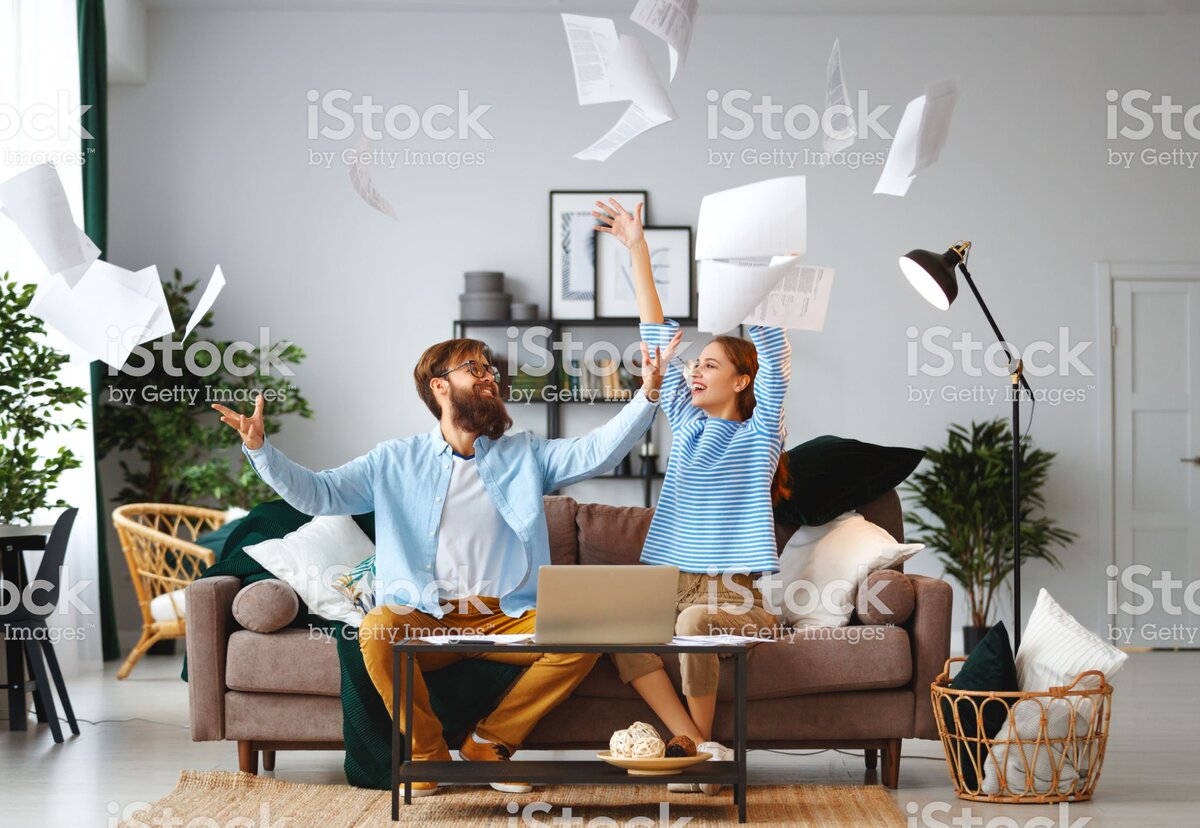 https://www.istockphoto.com/ru/%D1%84%D0%BE%D1%82%D0%BE/married-couple-with-bills-receipts-documents-and-laptop-at-home-gm1131823289-299814624