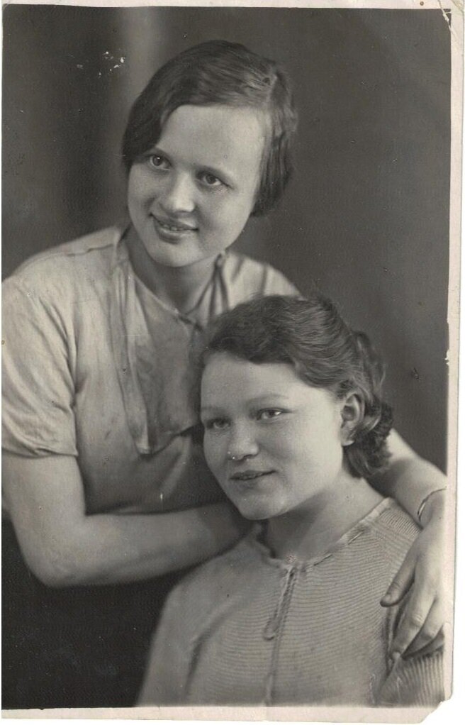 Анна Александровна (слева) с подругой