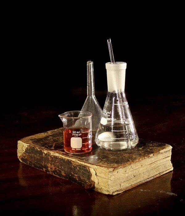 cdn.pixabay.com/photo/2017/02/10/13/05/pharmacy-2055124_960_720.jpg