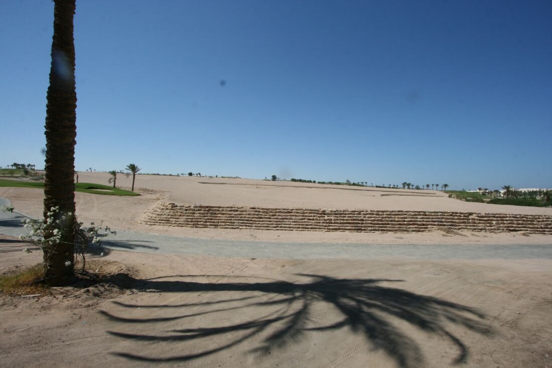 Путсыня вокруг аэропорта Хургады