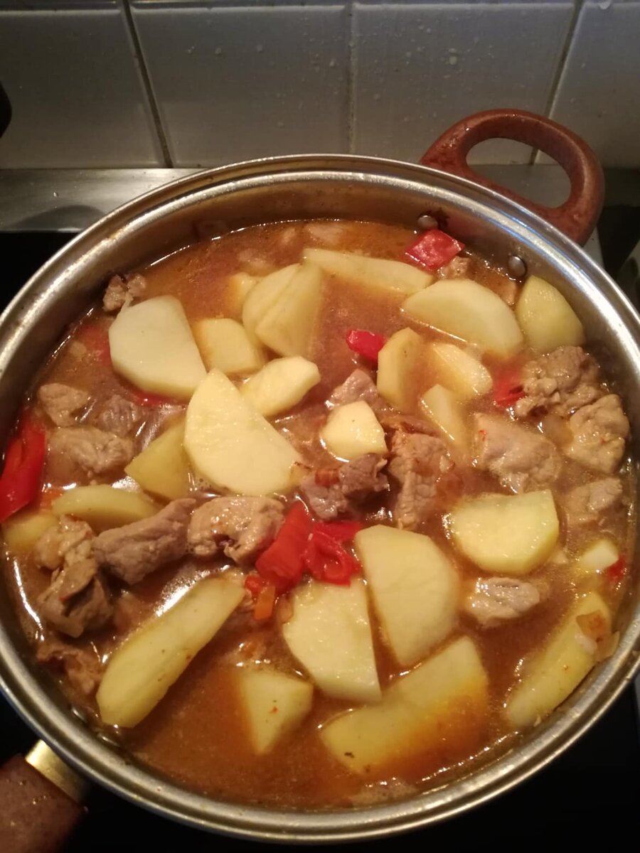 Картофель режем крупными ломтиками и добавляем в наше рагу + 2 стакана воды. Не забываем соль, перец и специи, закрываем крышкой и тушим на медленном огне до готовности картошки.