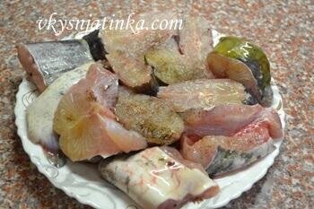 В первую очередь сома чистим, промываем и нарезаем на кусочки. Смешиваем между собой в одной емкости соль, травы и перец. Хорошенько обваливаем кусочки сома в получившейся смеси. Оставляем рыбу мариноваться на четверть часа.