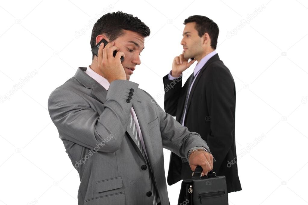 Говорят на двое что будет. Беседа двух мужчин. Двое разговаривают по телефону. Мужчина говорит. Два человека говорят по телефону.