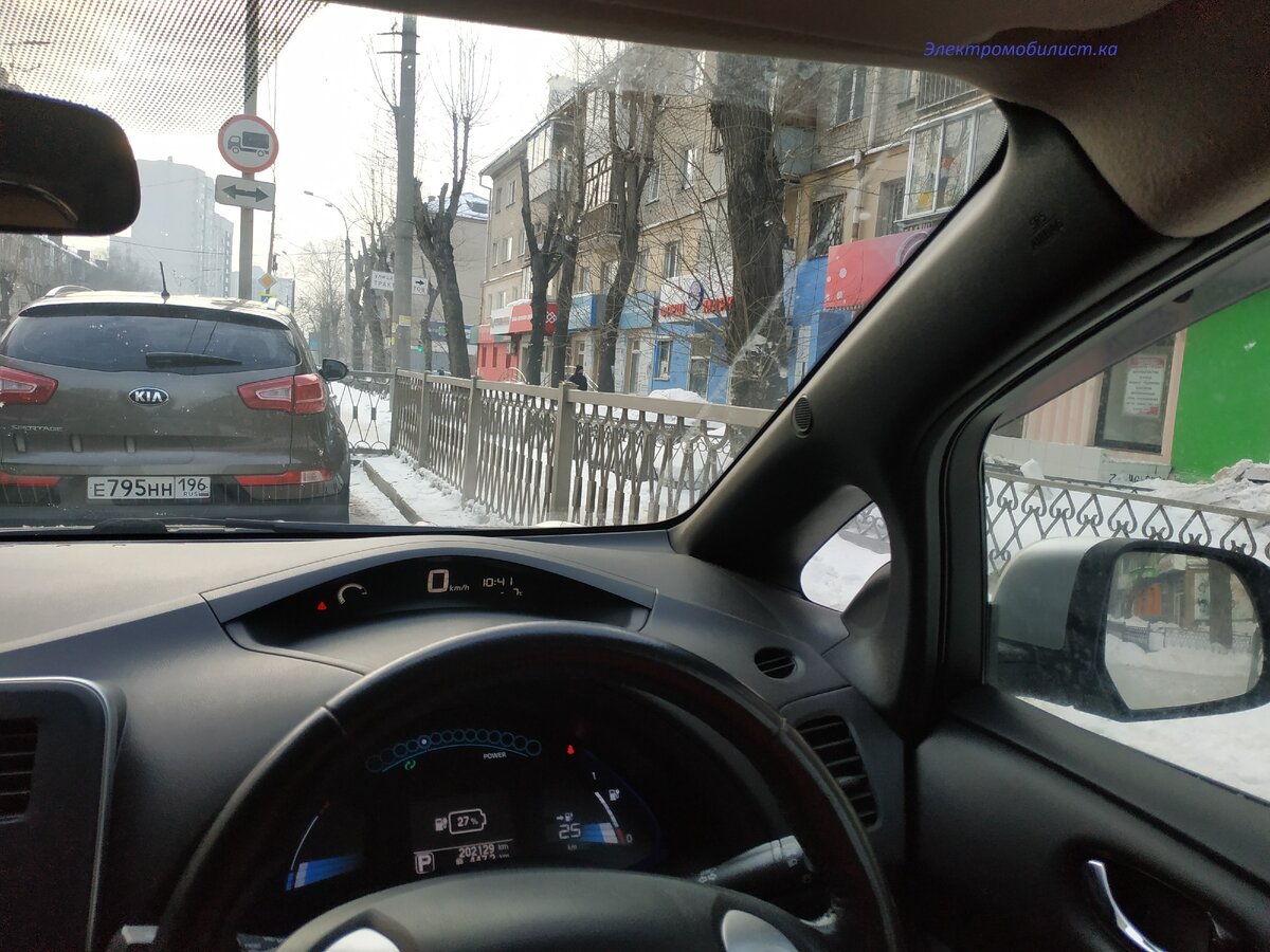 Правая стойка, рядом с рулем