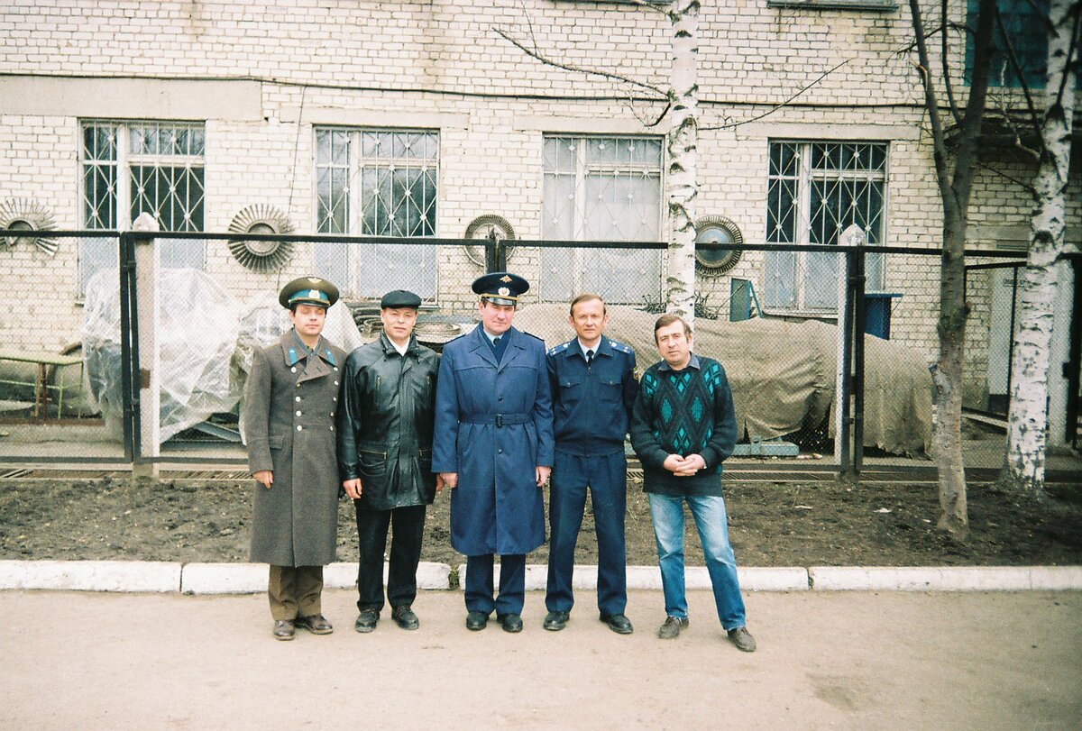 Ставропольское ВАИУ, 1998 г. Кафедра теории и конструкции авиационных двигателей или К-15. Слева направо: капитан Н. Храпач, адъюнкт полковника А. С. Шестакова, полковник В. Н. Горбачов, преподаватель автоматических систем управления авиационными силовыми установками, начальник факультета летательных аппаратов полковник Мошкин, подполковник С. И. Снисаренко, преподаватель конструкции авиационных двигателей, начальник К-15, полковник А. С. Шестаков