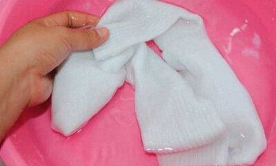 Стирка носков вручную считается деликатной, поэтому проводить ее следует по определенным правилам, чтобы носки не потеряли своей исходной формы.