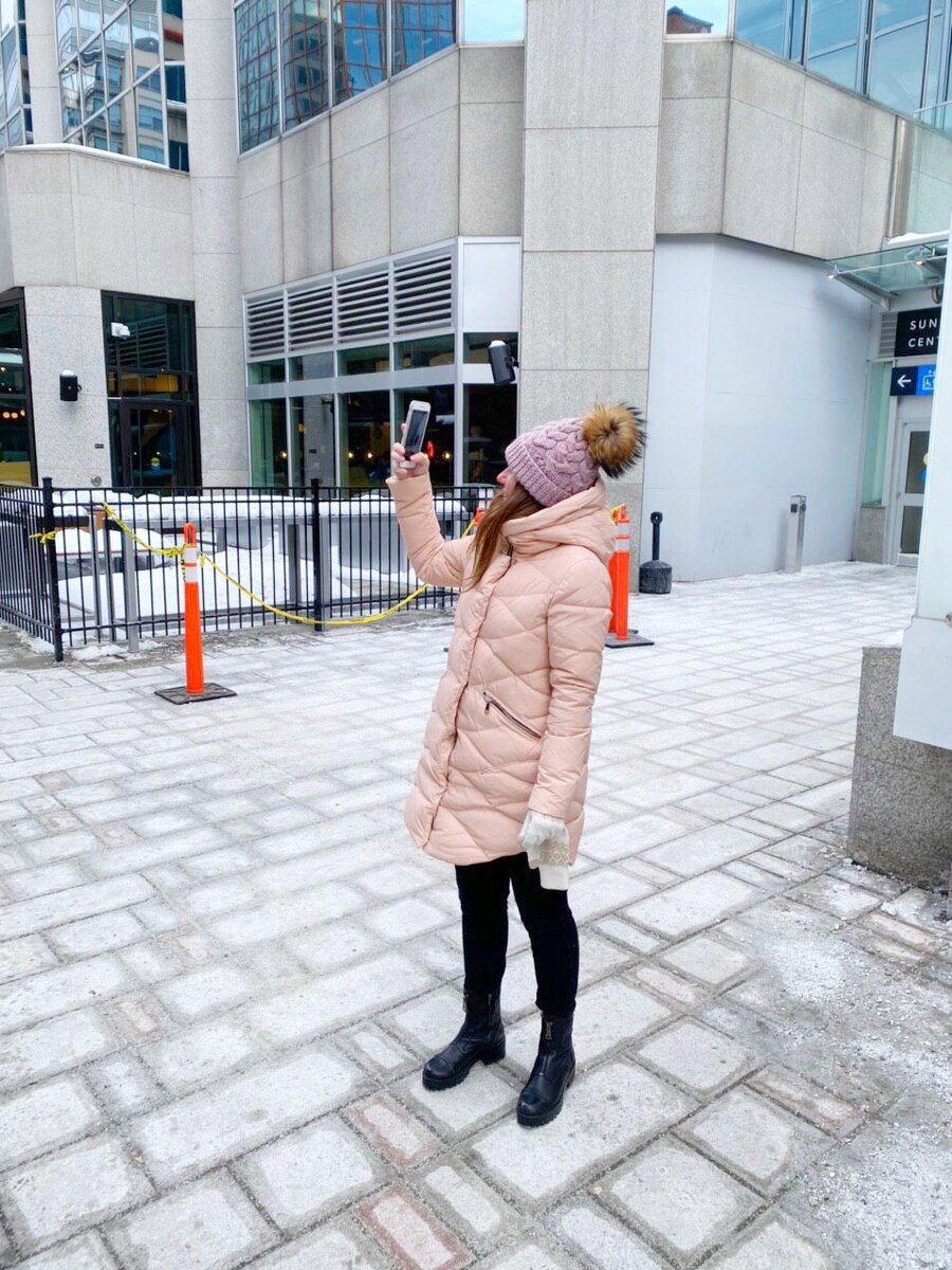 Именно этот пуховик получил массу комплиментов от местных девушек. Мне кажется, это всё потому, что он светлый и тем самым выделял меня из серо-чёрной толпы😁