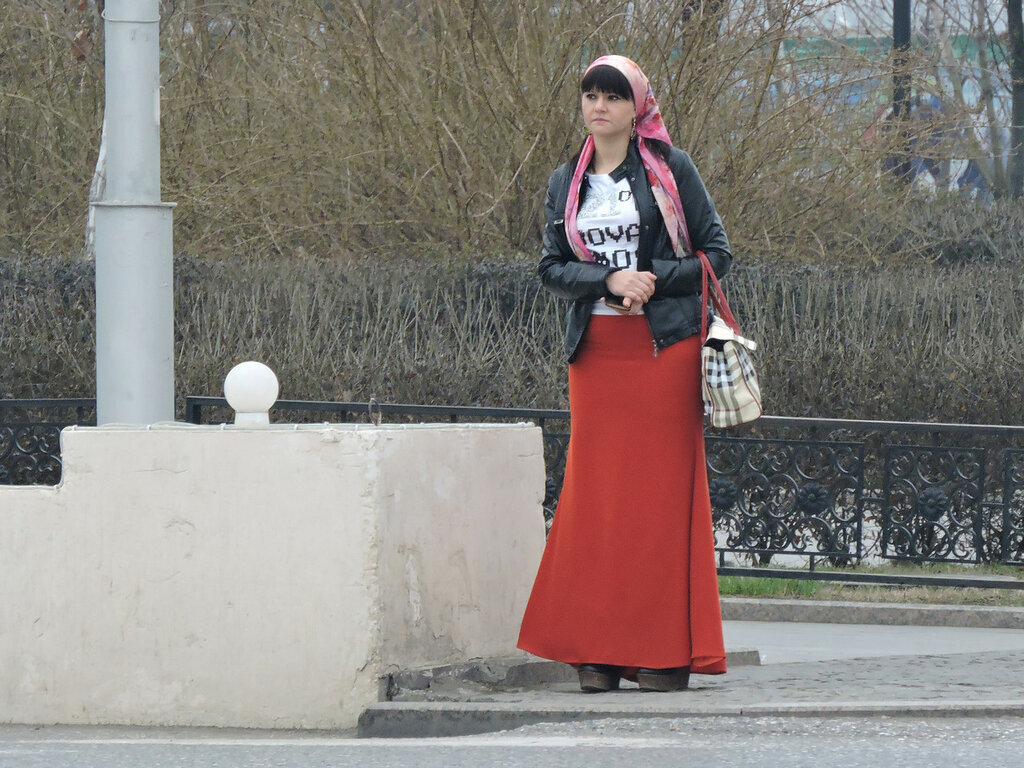 Как одеваться в грозном. Одежда чеченских женщин на улице. Чеченки в Грозном. Грозный девушки на улице. Грозная женщина.