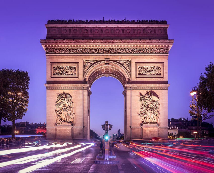 Прикидывая, что посмотреть в Париже, каждый путешественник первым делом вспоминает про Триумфальную арку. И не зря! Величественная и гордая, она притягивает взгляд, и предлагает взглянуть на французскую столицу с высоты. Виды с арки считаются наиболее эстетичными, чем с башни, а цена за вход – ниже. Билет также можно приобрести через интернет. 